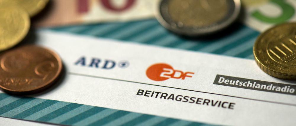 Aktuell muss jeder Haushalt 17,50 Euro pro Monat für ARD, ZDF und Deutschlandradio zahlen