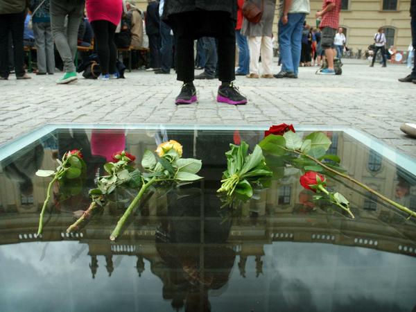 Mahnmal zur Erinnerung an die nationalsozialistischen Bücherverbrennungen auf dem Berliner Bebelplatz.
