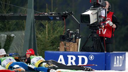 Beim Biathlon kann die ARD den Biathleten gar nicht nah genug kommen. Nicht anders beim ZDF