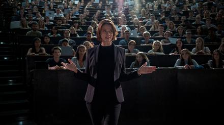Jessica Schwarz als skupellose Professorin für Synthetische Biologie im deutschen Netflix-SciFi-Thriller „Biohackers“. Der Sechsteiler startet am 20. August. Foto: Netflix