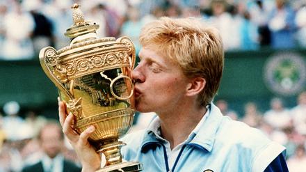 Der damals 18-jährige Leimener Boris Becker gewinnt zum zweiten Mal in Folge das Herren-Einzel-Finale in Wimbledon.
