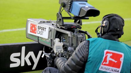 Die Medienrechte für die Fußball-Bundesliga werden neu verhandelt. Die nötige Einigung mit dem Bundeskartellamt hat es jetzt gegeben.