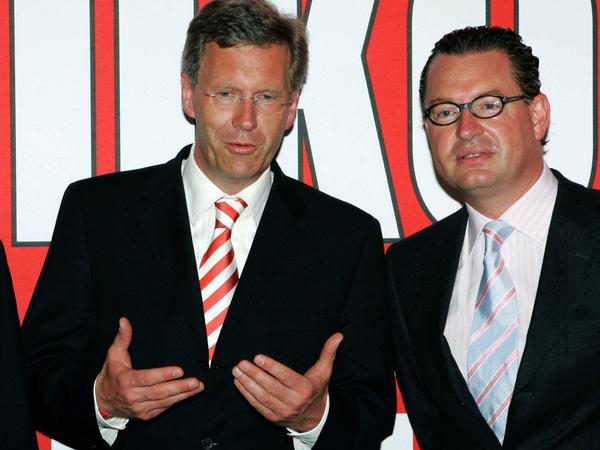 Einst zeigte sich Christian Wulff gerne mit Kai Diekmann (r.), wie hier 2006. Heute wirft er der "Bild"-Chefredakteur bei seinem Sturz als Bundespräsident "persönlichen Ehrgeiz" vor. 