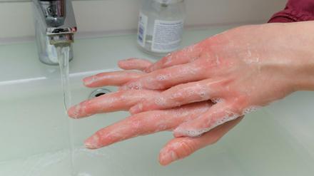 Auch das Händewaschen gegen Corona wird von RT Deutsch in Frage gestellt. 