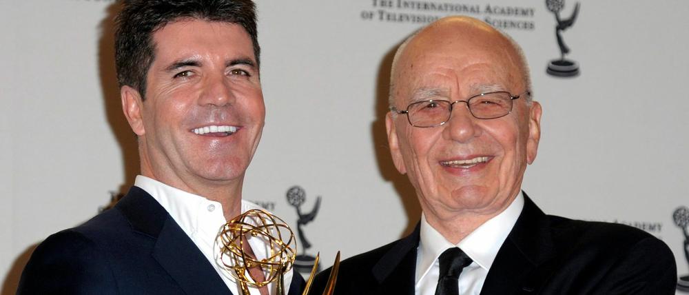 Einen Emmy gab es für den Castingshow-Erfinder Simon Cowell (links), überreicht von Rupert Murdoch.