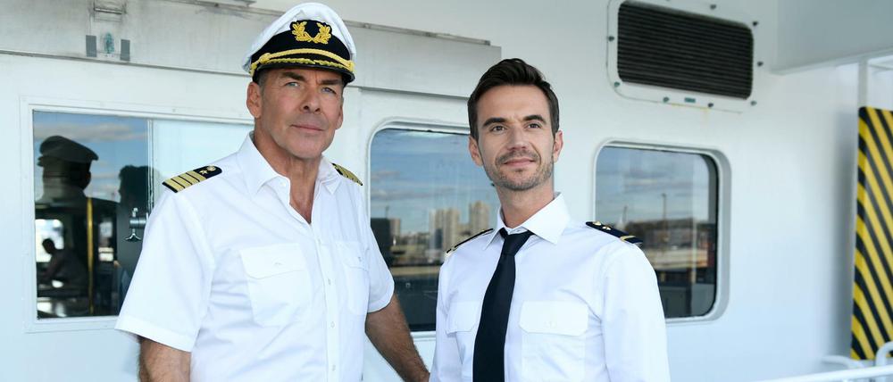 Befördert: Noch-Kapitän Burger (Sascha Hehn, li.) und der junge Offizier Florian (Florian Silbereisen) in der Folge "Das Traumschiff - Tansania" aus 2017.