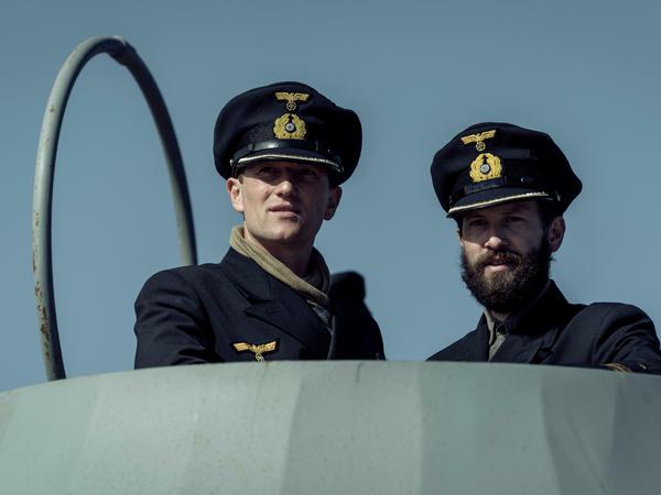 Oberleutnant zur See Robert Ehrenberg (Franz Dinda, rechts) ist vom Dienstgrad zwar nur der Leitende Ingenieur, aber auf U-949 gibt er die Kommandos. 