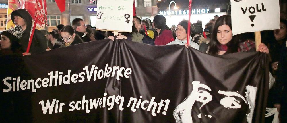 Köln bleibt Dauerthema. Frauen demonstrieren vor dem Dom gegen Sexismus.