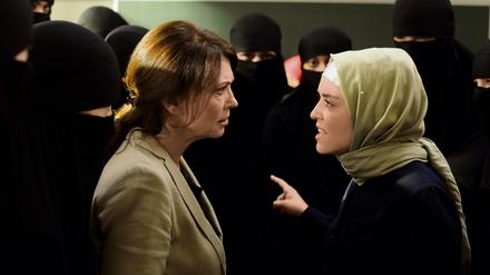 Beim Besuch in der Moschee versucht Lehrerin Eva Arendt (Iris Berben, l.), die Welt ihrer Schülerin Sevda (Ava Celik, r.) zu verstehen. Doch es kommt zum Eklat. 