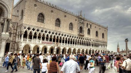Jeden Tag ströme Tausende Besucher auf den Markusplatz in Venedig.