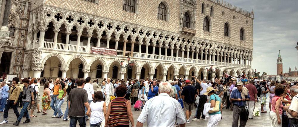 Jeden Tag ströme Tausende Besucher auf den Markusplatz in Venedig.