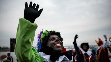 Eine Folge des Facebook-Verbots des "Blackfacing" ist, dass der umstrittene niederländische Nikolaushelfer «Zwarte Piet» künftig nicht mehr mit dicker schwarzer Schminke auf Facebook und Instagram gezeigt werden soll. Aber auch die Sternsinger, bei denen der König von Afrika häufig schwarz geschminkt wird, könnten betroffen sein. 