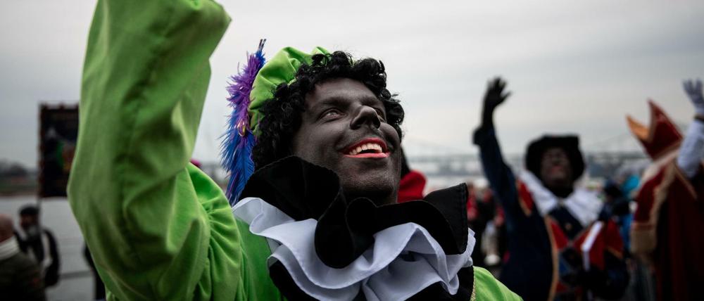 Eine Folge des Facebook-Verbots des "Blackfacing" ist, dass der umstrittene niederländische Nikolaushelfer «Zwarte Piet» künftig nicht mehr mit dicker schwarzer Schminke auf Facebook und Instagram gezeigt werden soll. Aber auch die Sternsinger, bei denen der König von Afrika häufig schwarz geschminkt wird, könnten betroffen sein. 