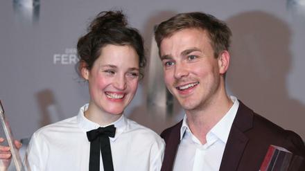Deutscher Fernsehpreis: Vicky Krieps und Albrecht Schuch freuen sich über die Auszeichnungen als beste Darsteller.