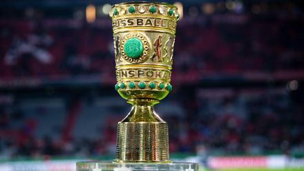 Eine begehrte Trophäe - auch für die TV-Sender. Der DFB-Pokal. 
