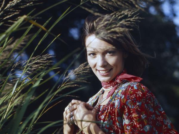 Iris Berben bei einem Fotoshooting in einer Feldlandschaft, Ende der 1970er Jahre.