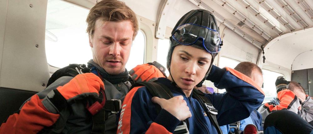 Kommissarin Nora Dalay (Aylin Tezel), die ihren ersten Fallschirmsprung wagt, sitzt mit Jules Lanke (Albrecht Schuch), einem Freund des Opfers, im Flugzeug 