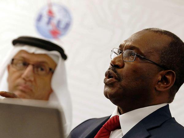Der Generalsekretär der Fernmeldeunion, Hamadoun Touré, spricht während des Gipfels in Dubai. Auf der Konferenz versuchten einige Länder, mehr staatliche Kontrolle über das Internet zu installieren.