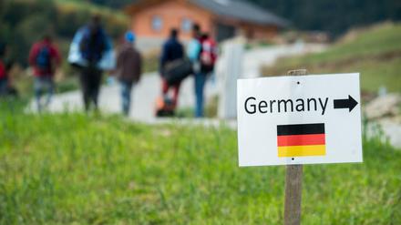 Sehnsuchtsort Deutschland. Aber kommen zu viele Flüchtlinge? Das Thema polarisiert, wie Umfragen zeigen
