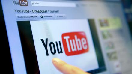 Die YouTube-Kanäle enthielten Musikvideos aus Alben, die von der Bundesprüfstelle für jugendgefährdende Medien indiziert worden waren.
