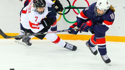Da ist der Puck. Die Frauen-Eishockey-Teams aus der Schweiz und den USA kämpfen in Sotschi im Medaillen. 