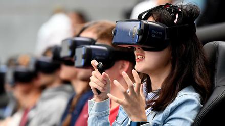 Besucher der Elektronikmesse IFA erkunden mit 360-Grad-Brillen virtuelle Welten.