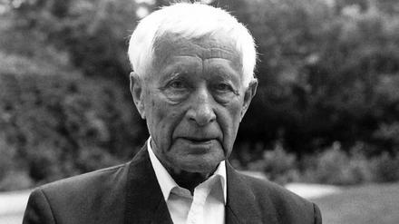 Ernst Jünger starb am 17. Februar 1998, einen Tag vor seinem 103. Geburtstag. Arte widmet dem umstrittenen Literaten, der auf diesem Bild 90 Jahre alt war, ein neues TV-Porträt.