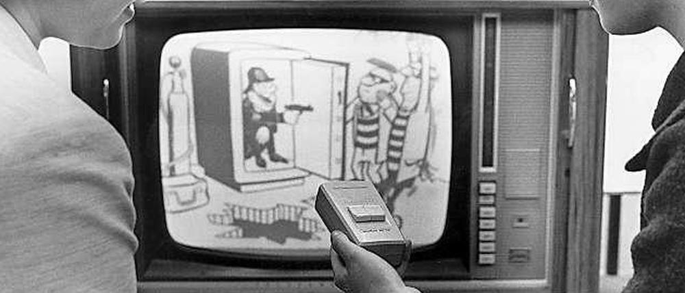 Da war in die Röhre schauen noch aufregend: 1962 zappen zwei Frauen durchs Fernsehprogramm. 
