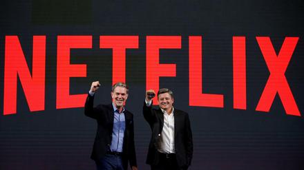 Trotz leicht sinkender Zahlen können sich die Netflix-Chefs Reed Hastings (l) und Ted Sarandos freuen.