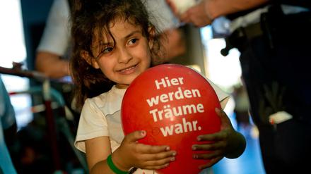 Ein kleines Mädchen aus Syrien nach der Ankunft am Hauptbahnhof München