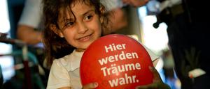 Ein kleines Mädchen aus Syrien nach der Ankunft am Hauptbahnhof München