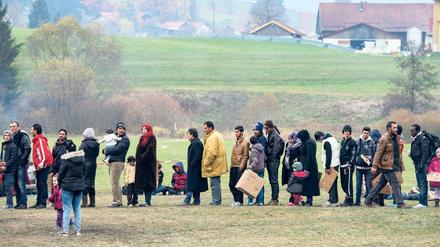 Flüchtlinge warteten im April an der deutsch-österreichischen Grenze auf ihre Einreise nach Deutschland. 