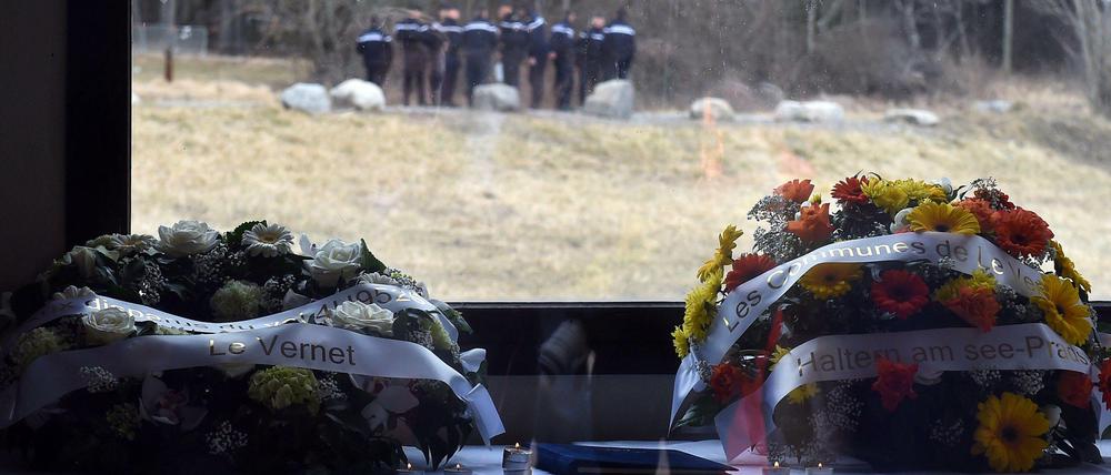 Gedenkstätte nahe dem Unglücksort für die Opfer des Flugzeugabsturzes in Frankreich