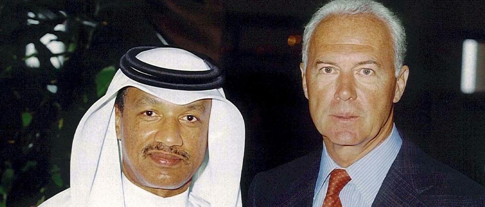Umstritten ist die Vergabe der Fußball-WM 2022 nach Katar. Franz Beckenbauer (r.) traf 2000 Mohamed bin Hammam. Beckenbauer war damals Chef der DFB-Bewerbungskommission für die Fußball-WM2006 in Deutschland, bin Hammam ist Mitglied Katars im FIFA-Exekutivkomitee. 