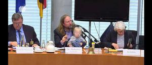 Anton Hofreiter spricht während der Sitzung und hat dabei seinen Sohn auf dem Schoß. 