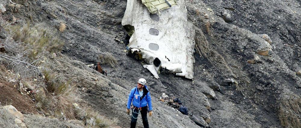 Wrackteils des Germawings-Flugzeuges, das am 24. März in den französischen Alpen zerschellt war. Der Co-Pilot hatte den Absturz verursacht, 150 Menschen starben.