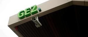 Zentrale und Zukunft. Die GEZ heißt 2013 „Beitragsservice“, und die Gebühren heißen dann „Rundfunkbeiträge“. 