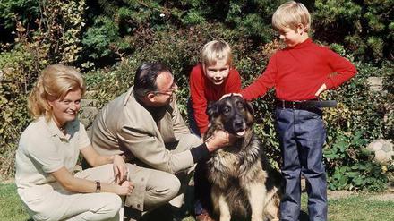 Alles auf Idylle. Der Ministerpräsident von Rheinland-Pfalz Helmut Kohl mit seiner Frau Hannelore und seinen Söhnen Walter (zweiter von rechts) und Peter mit Schäferhund Ingo 1973 in Ludwigshafen.
