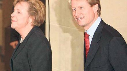 Nah dran ist Regierungssprecher Ulrich Wilhelm an Bundeskanzlerin Angela Merkel. Doch jetzt muss Merkel einen Nachfolger für ihn finden. Foto: ddp