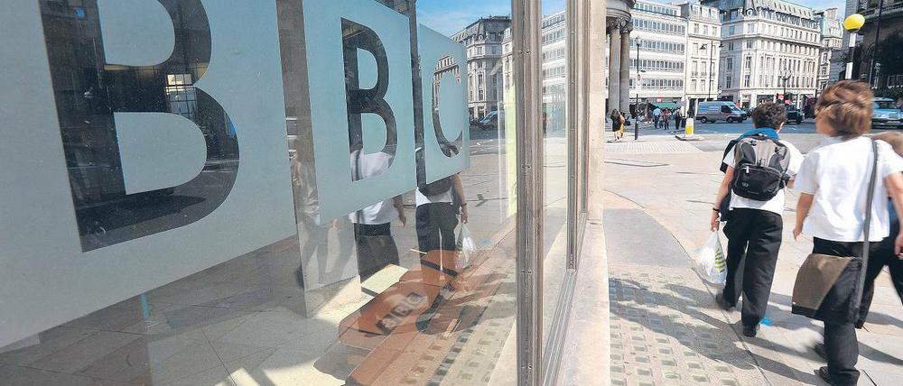 Für Kritiker ist die BBC ein anachronistischer Subventions-Junkie. Die Politik weiß jedoch, was sie am öffentlich-rechtlichen Sender hat. Foto: dpa