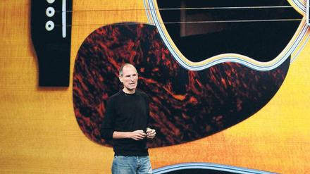Zum Klang der Gitarre: Steve Jobs konkurriert nun mit Facebook & Co. Foto: AFP