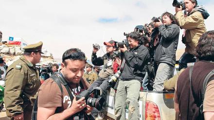 Und gleich zum „Brennpunkt“. Unzählige Fotografen, Reporter und Kamerateams aus aller Welt warten auf die Rettung der verschütteten Bergleute in Chile. Foto: Reuters
