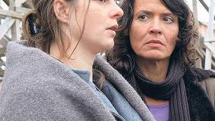 Trauer. Odenthal (Ulrike Folkerts, r.) und die Mutter des Opfers (Annika Kuhl). Foto: SWR