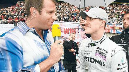 Buntes Hemd, gelbes Mikro – so kennen die RTL-Zuschauer Formel-1-Reporter Kai Ebel, der beim Grand Prix von China 2010 gerade Michael Schumacher interviewt.