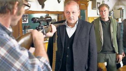 Schnüffeln, nein Danke: Jäger Hagen (Jochen Nickel, l.) geht auf Wilsberg (Leonard Lansink, Mitte) mit der Waffe los. Foto: ZDF