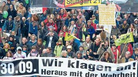 Online? Offline! Die Massenproteste gegen Stuttgart 21 sind im Internet mit organisiert worden. Die Motivation erfolgte aber auf anderen Wegen.Foto: Uwe Ansbach/dpa