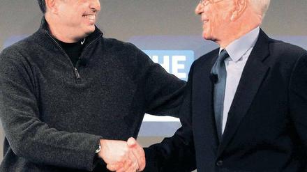 Glücklich ist Apple-Manager Eddy Cue (l.) über die Kooperation mit Rupert Murdoch und dessen Zeitung „The Daily“. Foto: Reuters