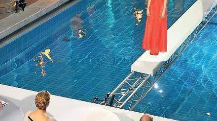 Feuchtigkeitsgrad zehn. Wer bei Heidi Klum weiterkommen will, der muss auch in Abendgarderobe elegant übers Wasser schweben können. 