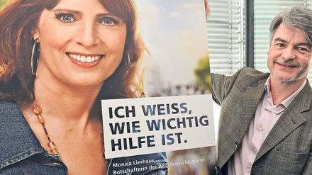 Umstritten. Der Geschäftsführer der ARD-Fernsehlotterie, Christian Kipper, neben einem Werbeplakat mit dem Konterfei der Lotterie-Botschafterin Monica Lierhaus.