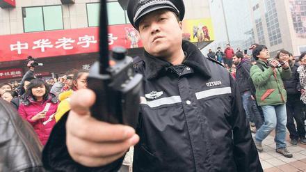 Vertrieben werden Reporter und Fotografen, die wie hier über Protestaktionen der JasminRevolution in Peking berichten wollen. Foto: dpa